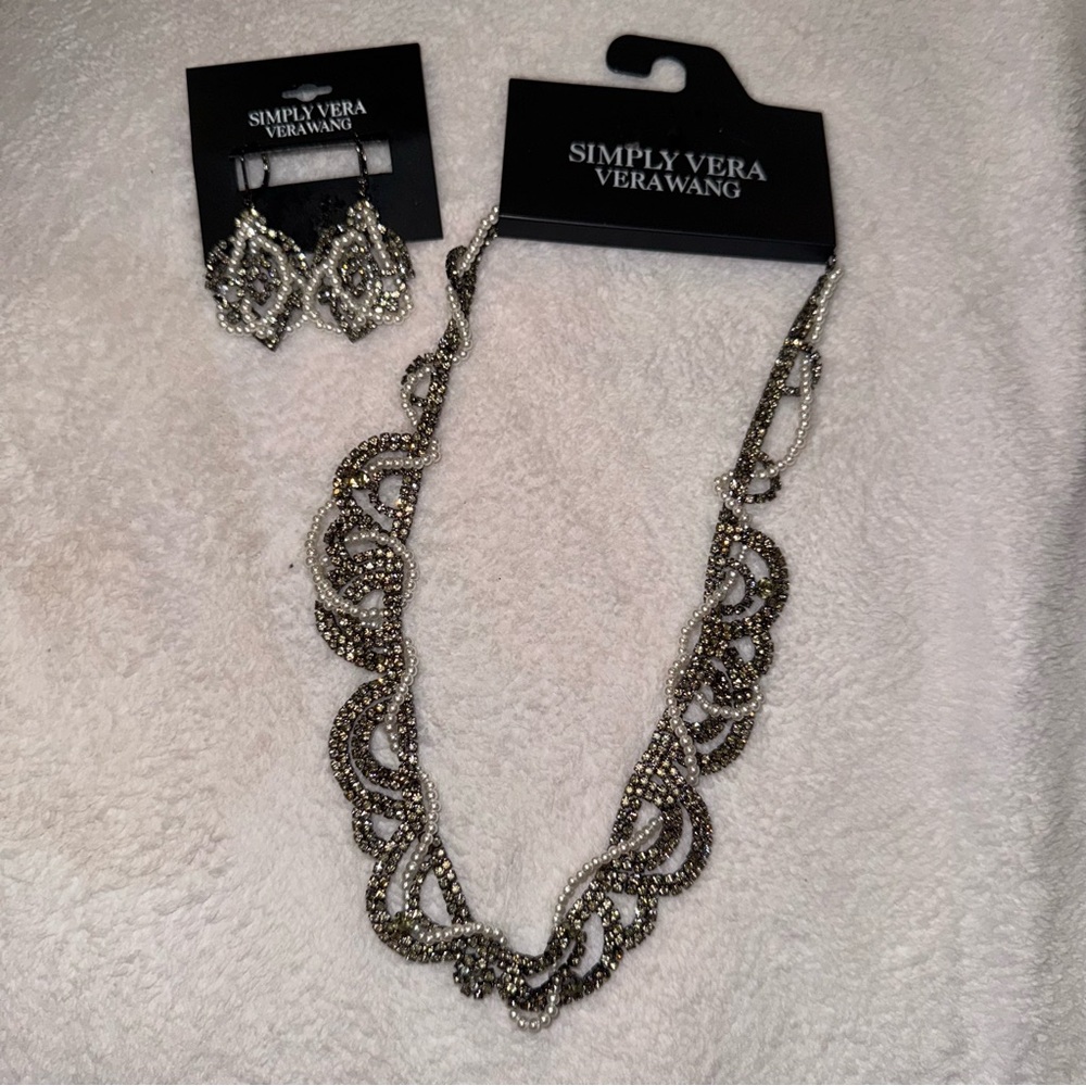 ****sold****Vera Wang Simply Vera Silver Necklace Set